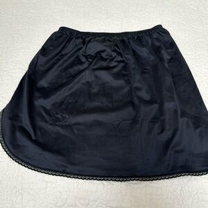 VANITY FAIR BLACK HALF SLIP SIZE M